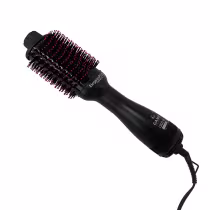 Este é uma escova secadora profissional da marca GA.MA Italy. O produto é preto com detalhes em vermelho. Possui um cabo alongado e uma escova redonda grande com cerdas firmes e densas nas cores preta e vermelha.