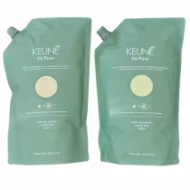 Dois refis de shampoo e condicionador da marca Keune, da linha "So Pure". As embalagens contêm informações sobre os produtos, como o nome da linha, a indicação de que são concentrados e que são livres de crueldade animal e veganos.
