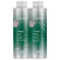 São dois frascos de plástico brancos e verdes contendo shampoo e condicionador da linha Joifull da marca Joico. Os frascos têm formato cilíndrico e tampas brancas. As cores predominantes são branco e verde.