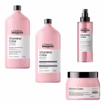 A imagem mostra uma linha de produtos de cuidados capilares da marca L'Oréal Professionnel, chamada Vitamino Color. Há 4 frascos plásticos rosa com tampas pretas, sendo um shampoo, um condicionador e uma máscara capilar e um leave-in.