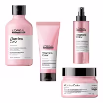 A imagem mostra uma linha de produtos de cuidados capilares da marca L'Oréal Professionnel, chamada Vitamino Color. Há 4 frascos plásticos rosa com tampas pretas, sendo um shampoo, um condicionador e uma máscara capilar e um leave-in.