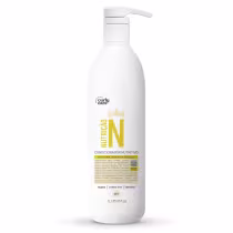 Condicionador nutritivo Curly Care N em embalagem plástica branca de 1l. A embalagem tem detalhes em amarelo e uma coroa estilizada. O rótulo indica que é um condicionador vegano, livre de crueldade e com pH 4.