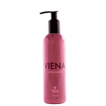 Creme corporal Viena da marca Thera Cosméticos. Embalagem plástica rosa transparente com bomba dosadora preta. Rótulo com o nome "Viena Creme corporal" em letras pretas. Informações adicionais como "Thera Cosméticos" e "240 ml" na parte inferior.