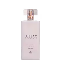 Perfume masculino Lussac Sport da marca Thera Cosméticos. Frasco retangular de vidro transparente com detalhes metálicos rosados na tampa. Rótulo com o nome do produto "Lussac Sport" em letras pretas sobre fundo branco.