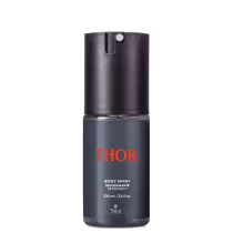 Desodorante corporal spray da marca Thor. Embalagem cilíndrica metálica preta fosca. Nome "THOR" em letras laranjas. Informações adicionais "Body Spray Desodorante" e "100 ml . Logotipo da marca Thera Cosméticos também visível.