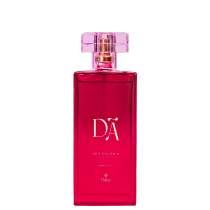 Perfume feminino em frasco retangular de vidro vermelho. A tampa é quadrada e transparente com detalhes rosa. O frasco tem 100ml. O nome do produto é "Dá" da marca Thera, escrito em letras douradas no frasco.