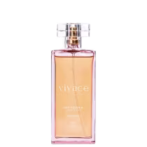 Perfume feminino em frasco retangular de vidro transparente. O líquido tem uma cor rosada. A embalagem apresenta o nome "Vivace" em letras douradas na parte frontal. Na parte inferior, está escrito "Deo Colônia Feminino" e "100ml 3.4 fl.oz".