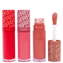 Três tubos de gloss labial da marca Fran by Franciny Ehlke em embalagens vermelhas com padrão gráfico, acompanhados de um frasco de gloss laranja e um aplicador de espuma.