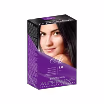 Caixa de tinta para cabelo Essenziale Alphaline, tonalizante em creme. A embalagem é uma caixa retangular de cor roxa escura com detalhes em branco. Na frente, há uma imagem de uma modelo com cabelos pretos. O texto na caixa indica que é o tom 1.0 Preto