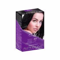 Caixa de tinta para cabelos Essenziale Alphaline, tonalizante em creme. A embalagem é uma caixa retangular de cor roxa escura com detalhes em branco. Há A imagem de uma modelo com cabelos escuros. O texto na caixa indica que é o tom 3.0 Castanho Escuro