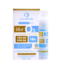 Bloqueador solar da marca Cosmobeauty, chamado Cosmoblock Color Blur 03. A embalagem contém informações sobre o produto, como FPS 95 e PPD 50, além de mencionar que o produto protege o colágeno e tem efeito mate.