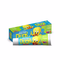 O produto apresentado é um gel dental infantil da marca Dentalclean Doctor Duck. A embalagem é uma caixa retangular com cores vibrantes - azul, amarelo e verde. Na parte frontal, há a ilustração de um patinho amarelo sorridente, que é o mascote da marca.
