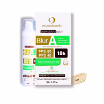 O produto apresentado é um bloqueador solar da linha Cosmoblockcolor da marca Cosmobeauty. A embalagem indica que se trata de um produto com ação seborregulatória, com FPS 80 e PPD 40, com resistência de 18 horas.