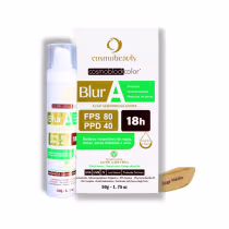 O produto apresentado é um protetor solar da linha Cosmoblockcolor da marca Cosmobeauty. O produto é chamado de "Blur" e possui FPS 80 e PPD 40, indicando que é um protetor solar com alta proteção contra raios UVA e UVB.