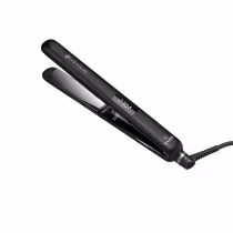 Prancha profissional da marca GA.MA Italy. Corpo preto fosco com detalhes metálicos. Display digital indicando a temperatura de 230°C. Cabo giratório com fio elétrico trançado.