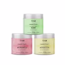 A imagem mostra três potes de máscaras capilar; cada pote é de um sabor diferente, representado por cores distintas: um tom de verde claro e leve, um cor rosa suave e delicada e  uma embalagem em um amarelo vibrante e alegre.