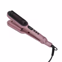 Modelador de cabelo da marca GA.MA Italy. O produto tem um design alongado e fino na cor rosa envelhecido. Possui uma escova cilíndrica preta com cerdas para pentear e modelar os fios. Na parte superior, há um visor digital que exibe a temperatura.