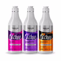 Três frascos plásticos de 500ml cada, contendo produtos para cabelos da linha "Spa dos Cachos" da marca TreeLiss Profissional. As embalagens são transparentes com rótulos coloridos - rosa, roxo e laranja.
