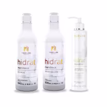 Produtos de cuidado capilar TreeLiss Profissional da linha Hidrat Mandioca. Dois frascos plásticos brancos de 500ml cada, um contendo shampoo e o outro condicionador. Um frasco branco de 300ml contendo um defrizante ativador.