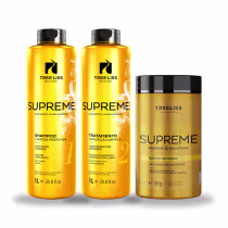 Produtos de tratamento capilar TreeLiss Supreme, composto por shampoo, tratamento e banho de verniz. Embalagens plásticas amarelas com detalhes em preto. Rótulos com o logotipo TreeLiss e descrições dos produtos em português.