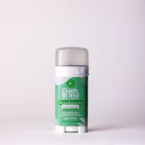 Desodorante natural da marca Cheiro Brasil. A embalagem é um tubo branco com um rótulo verde, contendo informações sobre o produto, como "Desodorante natural" e "Produto vegano". O rótulo também exibe o nome da marca "Cheiro Brasil" em destaque.