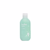 Shampoo em embalagem de 250ml na cor verde menta. Tem formato cilíndrico com tampa branca. Apresenta o logotipo "Buba Care" em letras brancas. Há também uma ilustração estilizada de um coelho branco.
