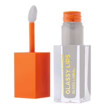 Gloss labial, embalagem transparente com tampa e aplicador laranja. O produto está destampado, com a tampa ao lado.