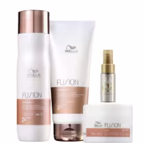 Produtos da linha Fusion da Wella Professionals: shampoo em frasco branco com tampa rosada, condicionador em tubo branco e máscara em embalagem branca, além de um sérum em frasco dourado. Todos os produtos exibem a marca Wella e o nome da linha Fusion.