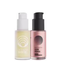 Dois frascos de produtos da marca Beyoung: "Booster" e "Glow Primer".