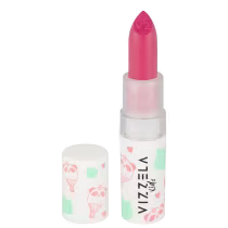 Batom em formato de bastão com embalagem plástica branca. A parte superior do batom é na cor rosa vibrante. A embalagem apresenta o logotipo "Vizzela" em letras pretas e detalhes decorativos em rosa e verde menta, com ilustrações de balões de ar quente.