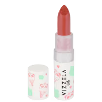 Batom em formato de bastão com embalagem plástica branca. A parte superior do batom é na cor laranja. A embalagem apresenta o logotipo "Vizzela" em letras pretas e detalhes decorativos em rosa e verde menta, com ilustrações de balões de ar quente.