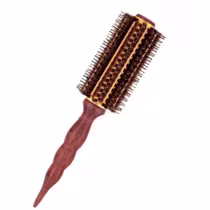 Escova de cabelo redonda com cerdas de diferentes tamanhos, com cabo de madeira marrom. Produto da marca Escovas Evas.