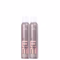 São dois frascos de shampoo a seco Wella Professionals Dry Me. Os frascos têm formato cilíndrico na cor marrom acinzentado. Cada frasco tem uma tampa branca na parte superior. Também estão impressas as informações "180 ml / 119,7 g" indicando o volume