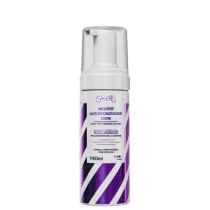 Mousse autobronzeador dark da marca Skelt, em embalagem de 140ml com bomba dosadora, com design em tons de roxo e branco.
