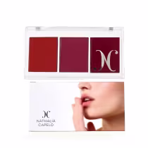 Paleta de blush da marca Nathalia Capelo, contendo três tons de vermelho em embalagem transparente com logotipo da marca.