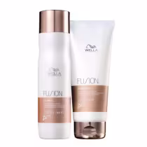 A imagem mostra dois produtos de cuidados capilares da linha Fusion da marca Wella Professionals. Um é um shampoo em um frasco branco e rose gold de 250ml. O outro é um condicionador em um tubo branco com detalhes rose gold de 200ml.