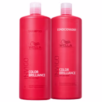 Dois frascos vermelhos de 1 litro cada, um contendo shampoo e o outro condicionador da linha Color Brilliance da marca Wella Professionals.