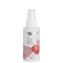 Embalagem plástica branca opaca. Rótulo com o nome da marca e do produto em letras pretas e detalhes gráficos abstratos em tons de rosa.