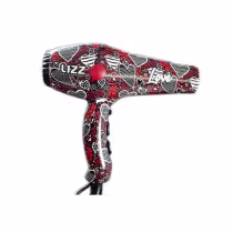 Secador de cabelos da marca Lizz Professional. Ele possui uma carcaça preta com um padrão de corações vermelhos e brancos espalhados por toda a superfície, além da palavra "Love" impressa em destaque