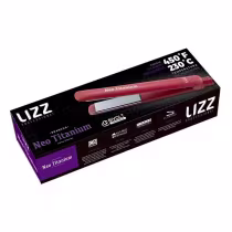 Chapinha Lizz Professional, chamado "Neo Titanium". A embalagem é uma caixa de cor roxa e preta, com o nome do produto e algumas informações técnicas impressas. O modelador em si é de cor vermelha, com um design cilíndrico e liso.