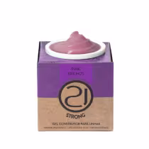 A imagem mostra um gel construtor para unhas. O produto em embalagem cúbica de papelão, com fundo bege e detalhes em preto. A parte superior é roxa com o nome do produto em letras pretas. No centro, há um pote branco com o gel rosa.