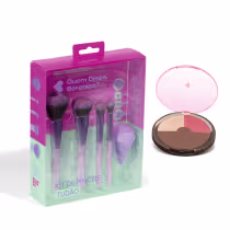 A imagem mostra produtos da marca Quem Disse, Berenice? com  Pó Compacto Facial Multiefeitos Napolitano + Kit de Pincéis Tudão com 4 pincéis e 1 esponja de maquiagem
