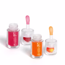 Frascos de vidro contendo batons e ólios labiais da marca Quem Disse, Berenice? em cores rosa e laranja, com rótulos indicando os nomes dos produtos.