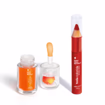 Conjunto de produtos de beleza da marca Quem Disse, Berenice? incluindo um frasco de óleo, um aplicador em formato de coração e um lápis labial vermelho em embalagem transparente.
