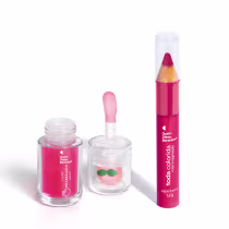 Produtos de beleza da marca Quem Disse, Berenice? incluindo um batom em formato de lápis, um frasco de óleo labial e um recipiente com um acessório em formato de folha. Predominam as cores rosa e branca na embalagem.