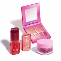 Paleta de maquiagem, blush em tom bordô e hidratante labial da marca Quem Disse, Berenice?. Embalagens em tons de rosa e vermelho com textos e logotipos da marca.