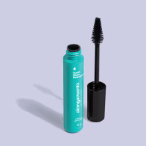 O produto apresentado na imagem é da marca Quem Disse, Berenice?. O frasco é de cor turquesa com o nome da marca impresso em branco. O aplicador do rímel é preto e tem um formato cônico. O produto é descrito como uma "máscara para cílios"