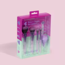 É um kit de pincéis de maquiagem da marca Quem Disse, Berenice?. O kit vem em uma embalagem plástica transparente com uma caixa externa rosa e verde. O texto na embalagem diz "Kit de Pincéis Tudão" e apresenta o logotipo da marca.