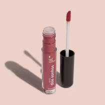 Frasco cilíndrico transparente contendo um gloss labial marrom. Rótulo na embalagem com o nome do produto "Gloss dos Sonhos" e a descrição "Quem disse, berence?". Ao lado, a tampa preta do produto, que acompanha um aplicador de espuma.