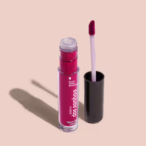 Batom líquido Rosa em frasco transparente de plástico, com aplicador de espuma na cor rosa. O frasco possui uma tampa protetora preta para guardar o aplicador. O rótulo no frasco exibe o nome da marca e do produto em letras brancas sobre fundo rosa.